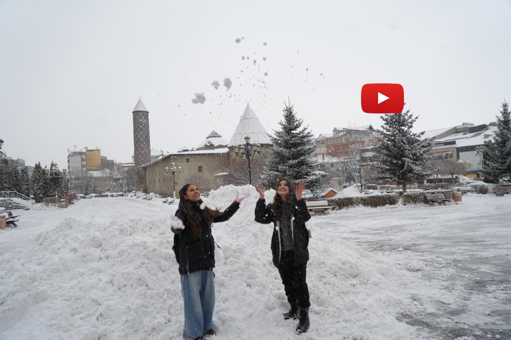 Erzurum’da kar yağışı etkili oluyor