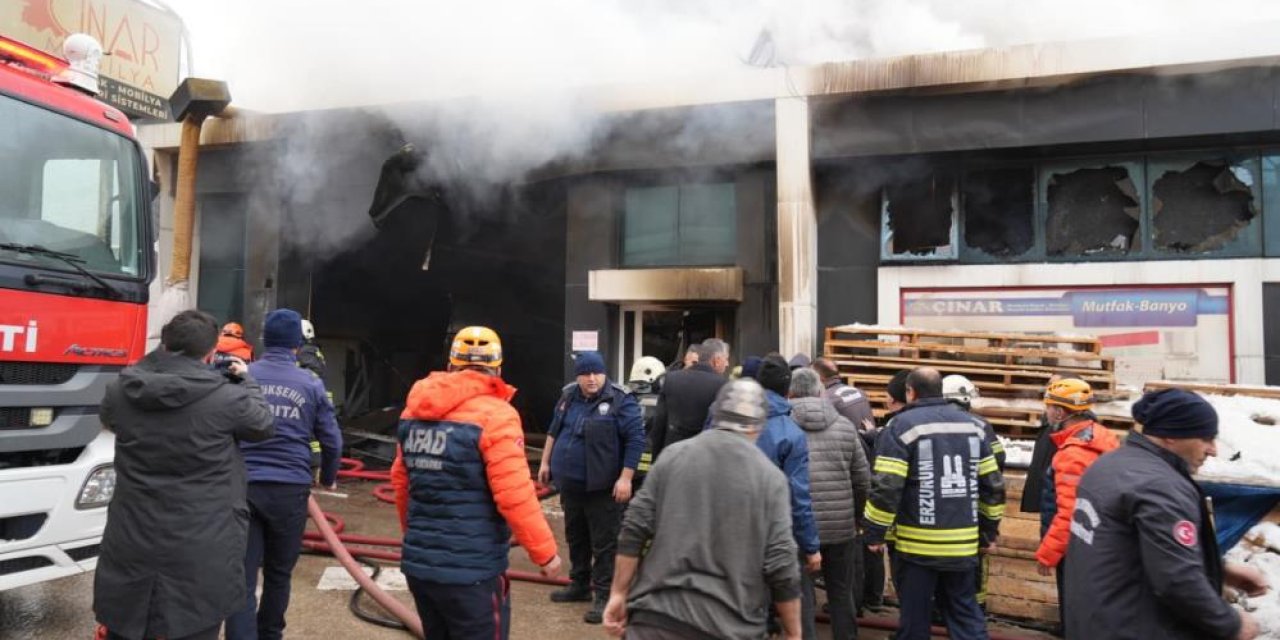 Yangında içerde kalan 2 kişi ekiplerin yardımıyla kurtarıldı