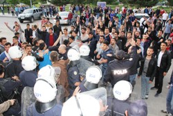 Atatürk Üniversitesi'nde 42 Gözaltı!...