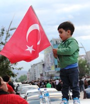 Erzurum'da 10 Bin Kişi 'Bayrak' İçin Yürüdü