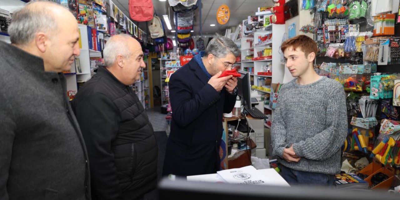 Başkan Küçükoğlu Aziziye’de bayrak dağıttı