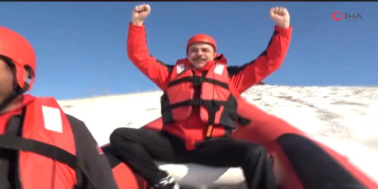 “Hadi Gel Erzurum’a Gel “ mesajı veren Vali Çiftçi, donan gölde bot üzerinde rafting yaptı.