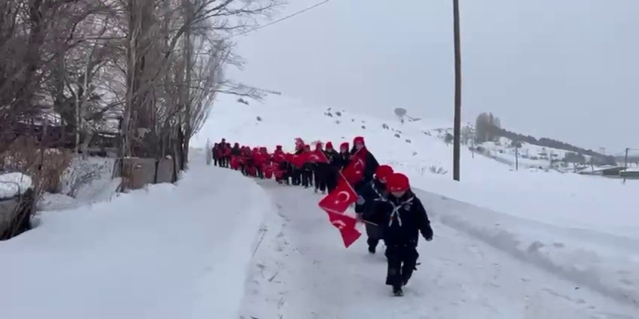 İzcilerden bayrak yürüyüşü