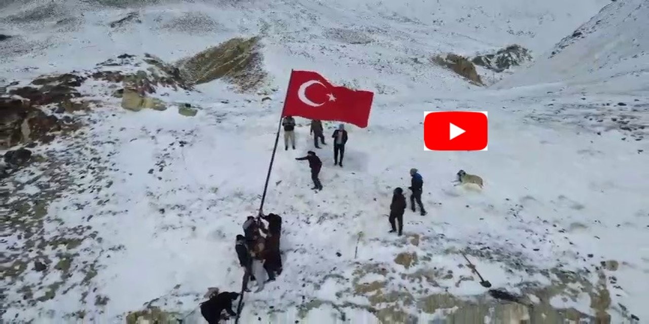 Mahallenin en yüksek tepesine Türk bayrağı diktiler