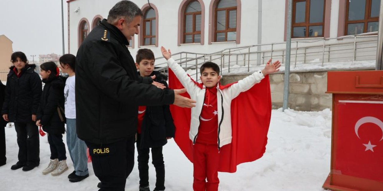 Okullarda bayrak coşkusu