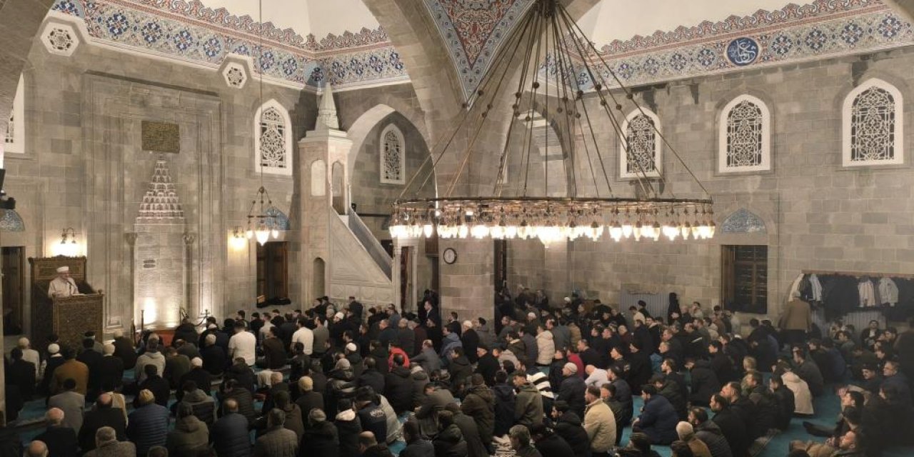 Beraat Kandili’nde camiler doldu taştı