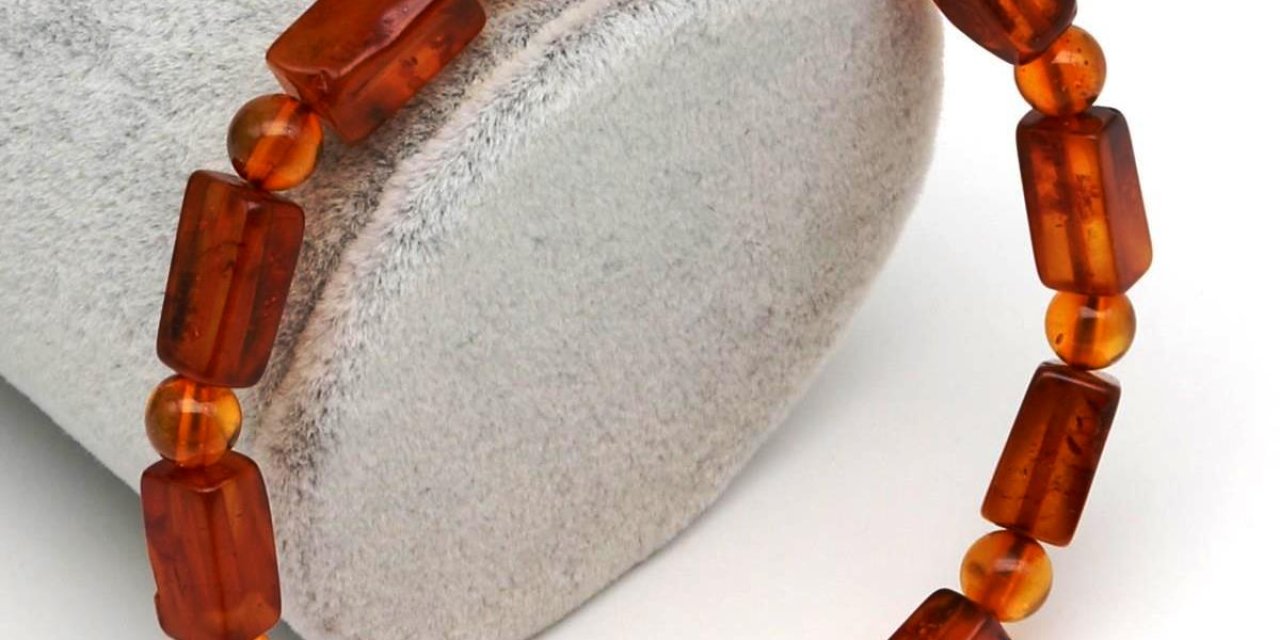 Kehribar Suya Girer mi? Günlük Kullanımda Nelere Dikkat Edilmeli?