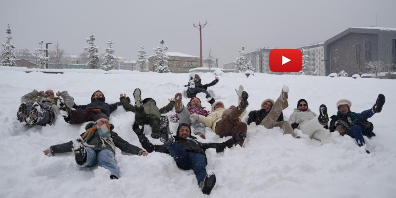 Belçikalı turistler Erzurum'da karda gönüllerince eğlendi