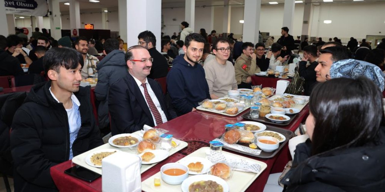 Rektör Hacımüftüoğlu öğrencilerle iftar sofrasında buluştu