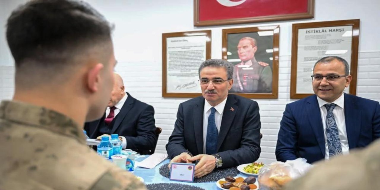 Mehmetçikle iftar yaptılar