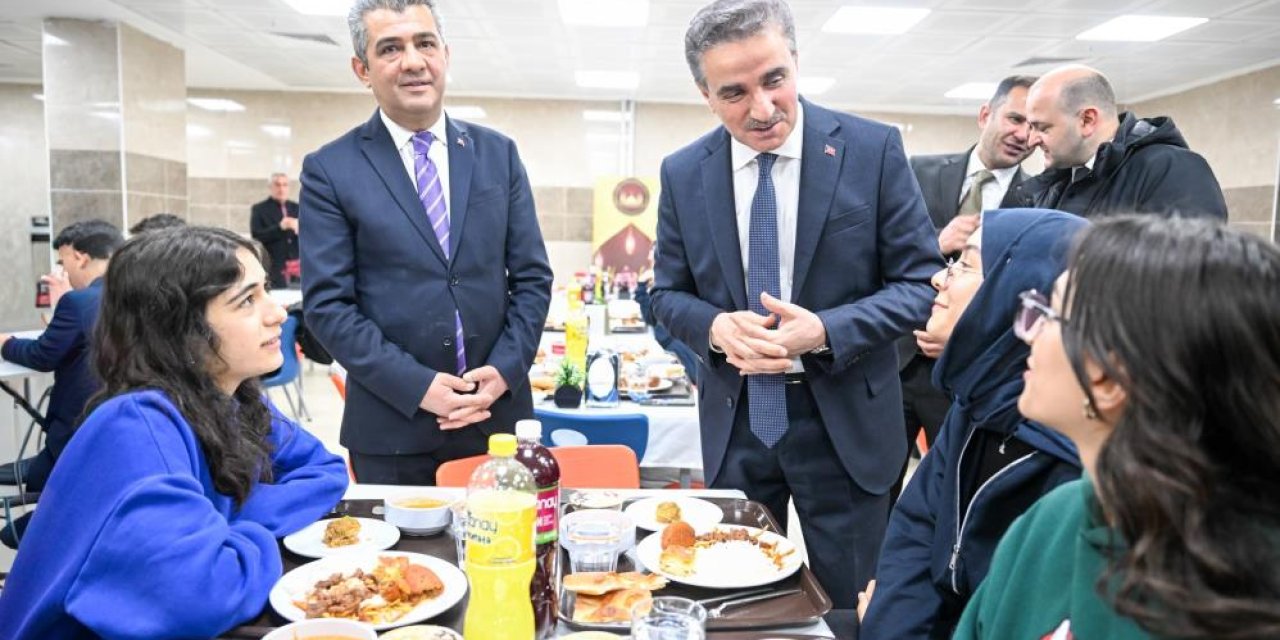 Vali Baruş öğrencilerle iftar yaptı