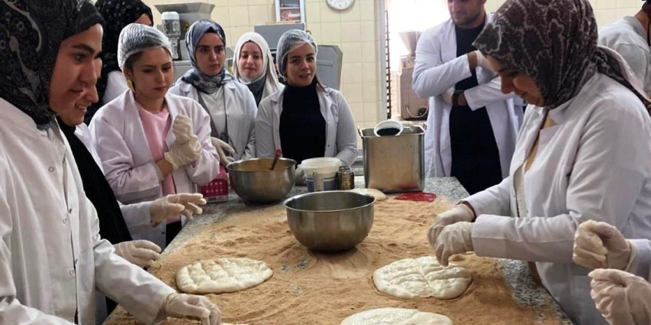 Ramazan pidesinin üretimini yerinde gördüler
