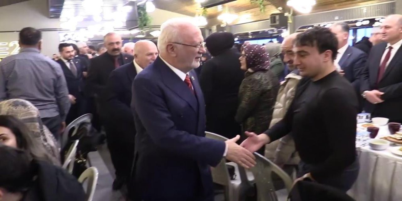 Erzurum’da şehit ve gazi aileleri ile iftar yemeğinde bir ayaya geldi