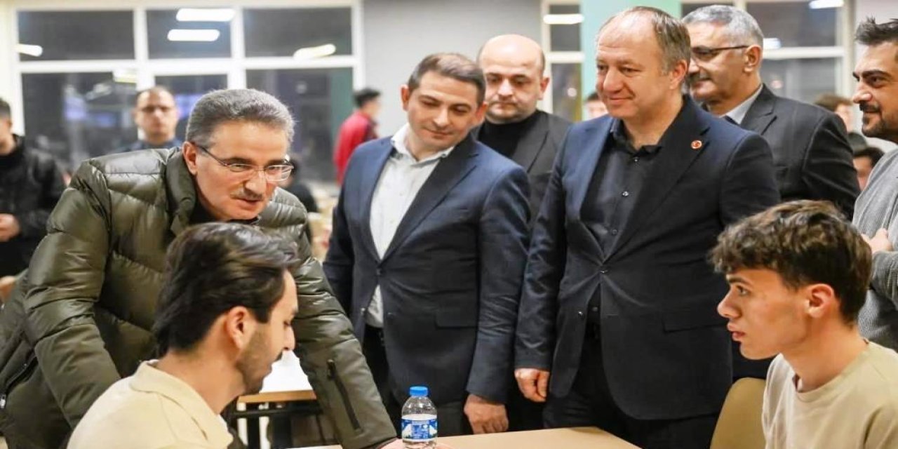 Öğrencilerle sahur sofrasında bir araya geldi