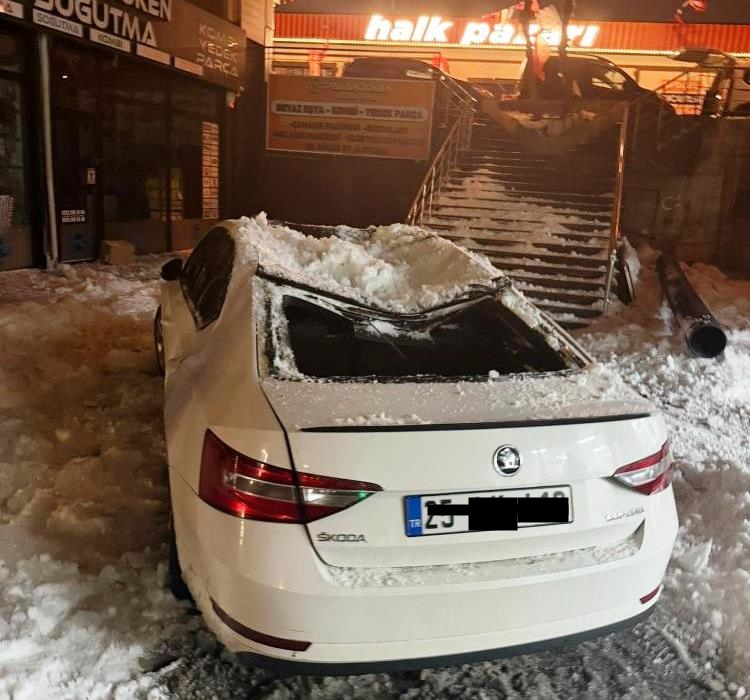 Çatıdan düşen kar kütlesi otomobili kullanılamaz hale getirdi