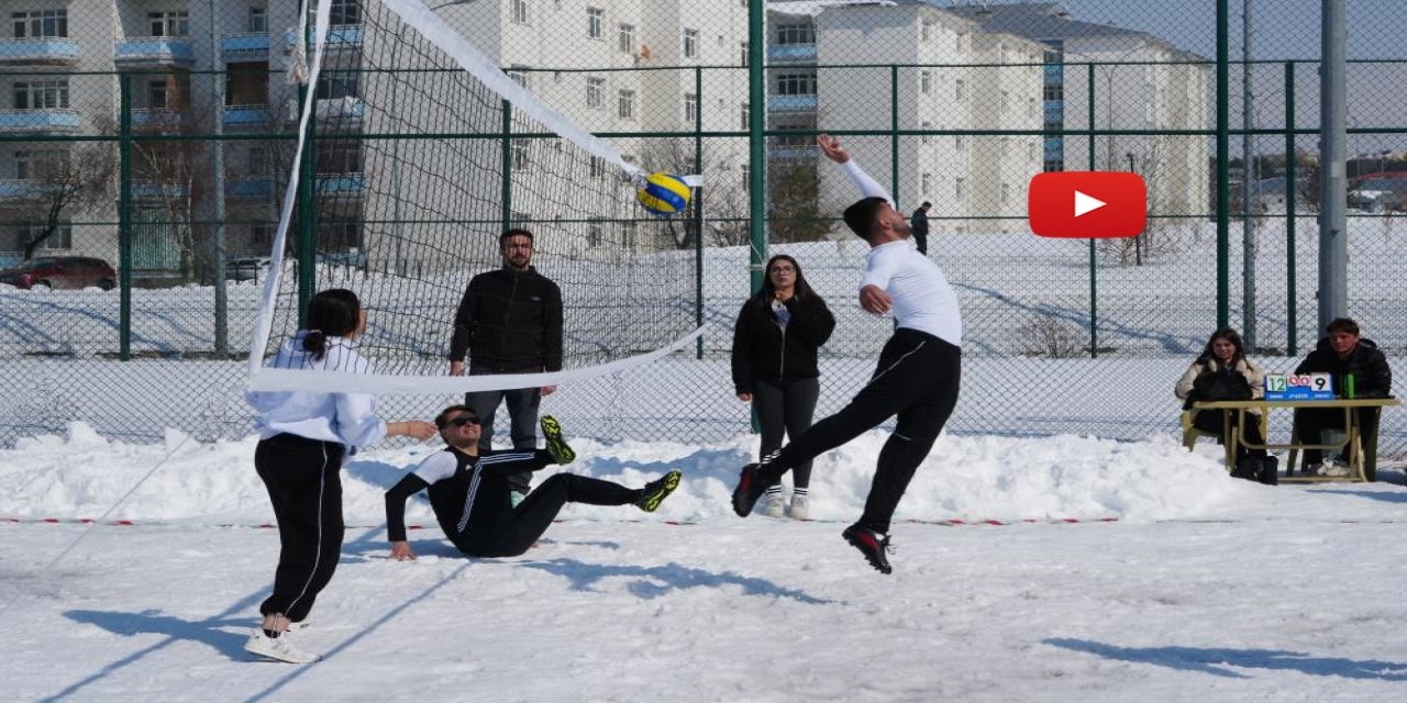 Kampüste kar voleybolu heyecanı
