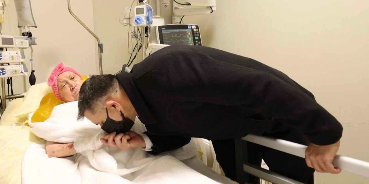 Bakan Çiftçi, Öğretmenini Hastane’de Ziyaret Etti