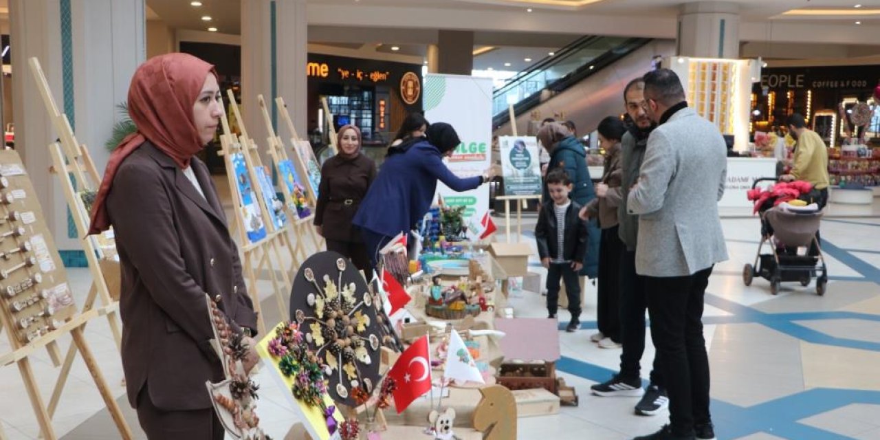 Minik ellerin doğaya dokunuşu