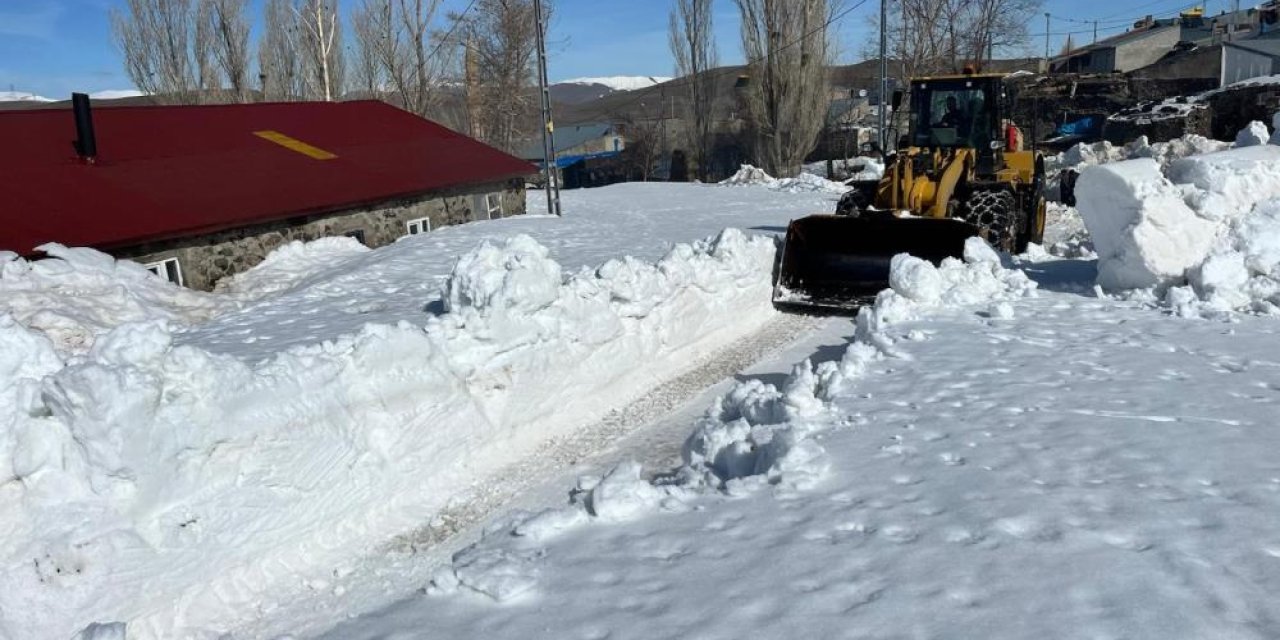 Erzurum'da karla mücadele devam ediyor