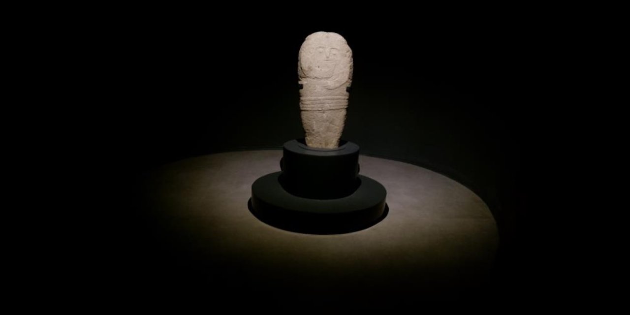 Erzurum'da bulunan 2 bin 500 yıllık ‘taş baba' heykeli ziyaretçilerin ilgi odağı oldu