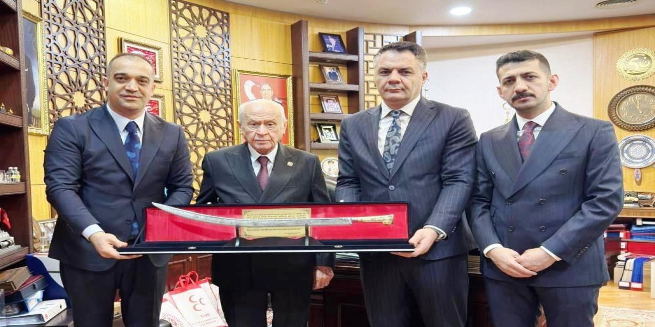Başkan Yurdagül, Bahçeli’ye Osmanlı döneminden kalma kılıç hediye etti