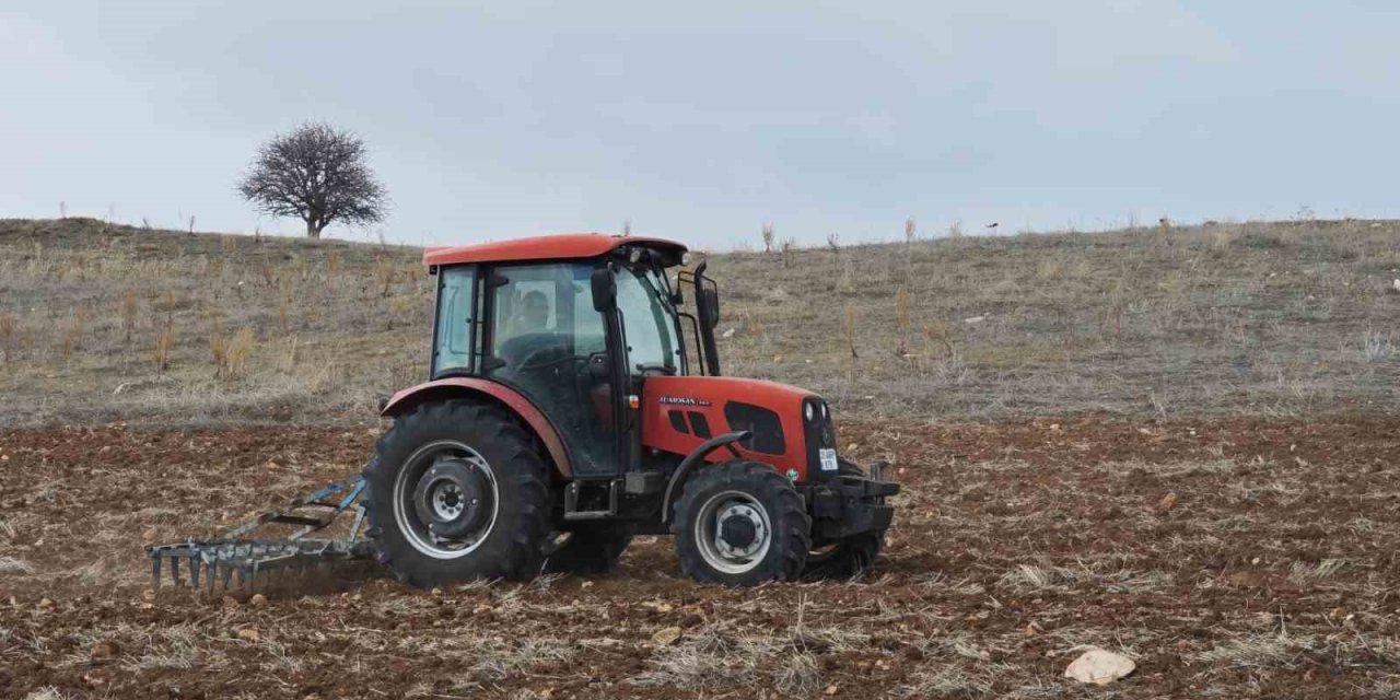 Baharla birlikte tarlalarda ekim mesaisi başladı