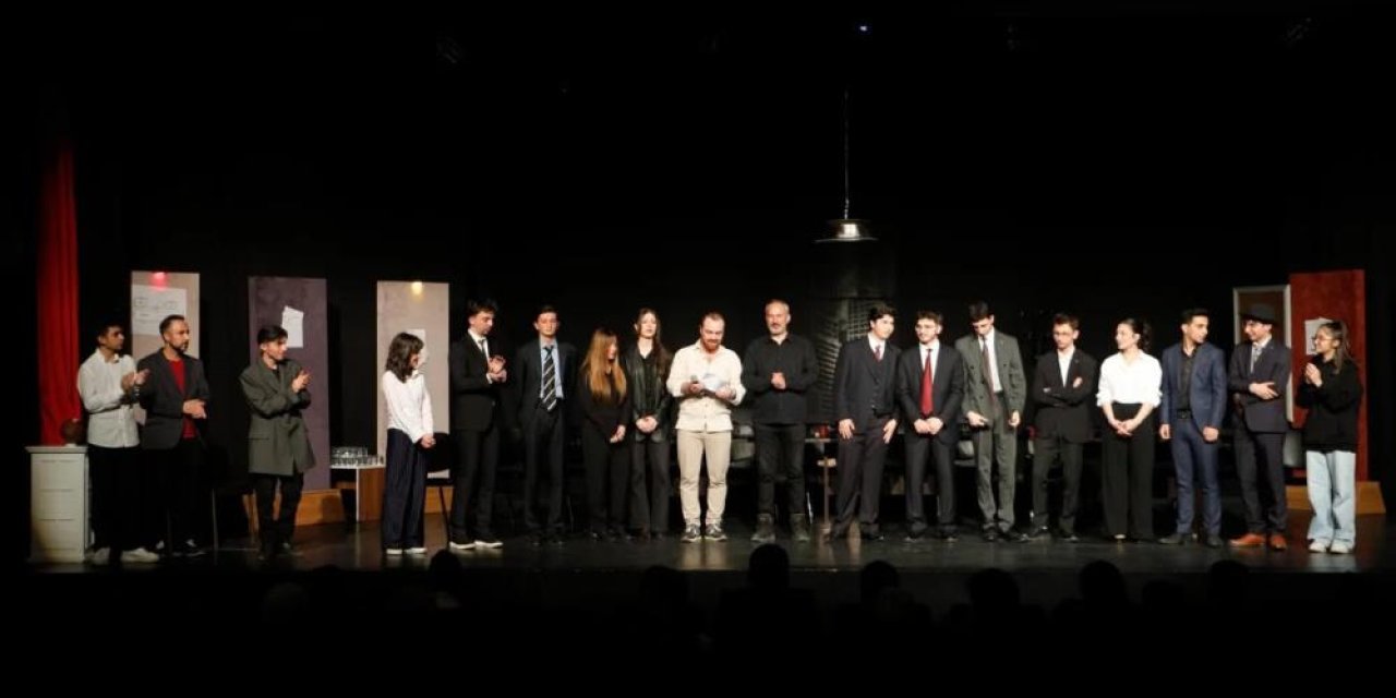 Erzurum Lisesi öğrencilerinden anlamlı sahne: "12 Öfkeli" büyük beğeni topladı