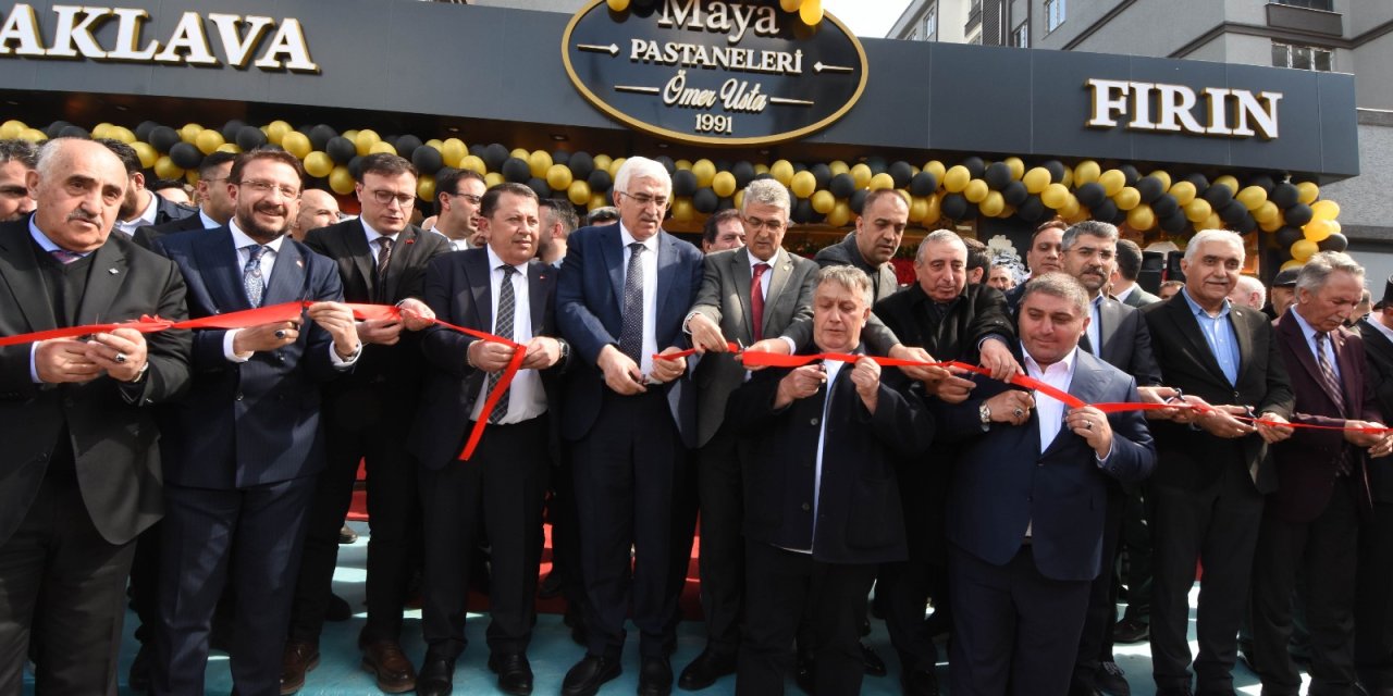 ‘Maya Pastaneleri’, Sanatçı İsmail Türüt’ün katılımıyla hizmete açıldı