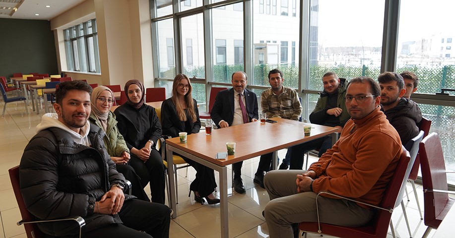 ETÜ Öğrencisi Gizem Nur Ünlü, Rektör Çakmak’ın yoğun çalışma gününe eşlik etti