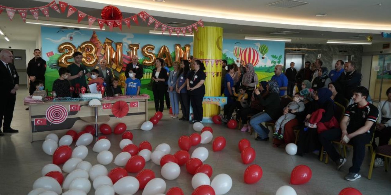 Hastanede 23 Nisan sevinci: Minik kahramanların yüzü güldü