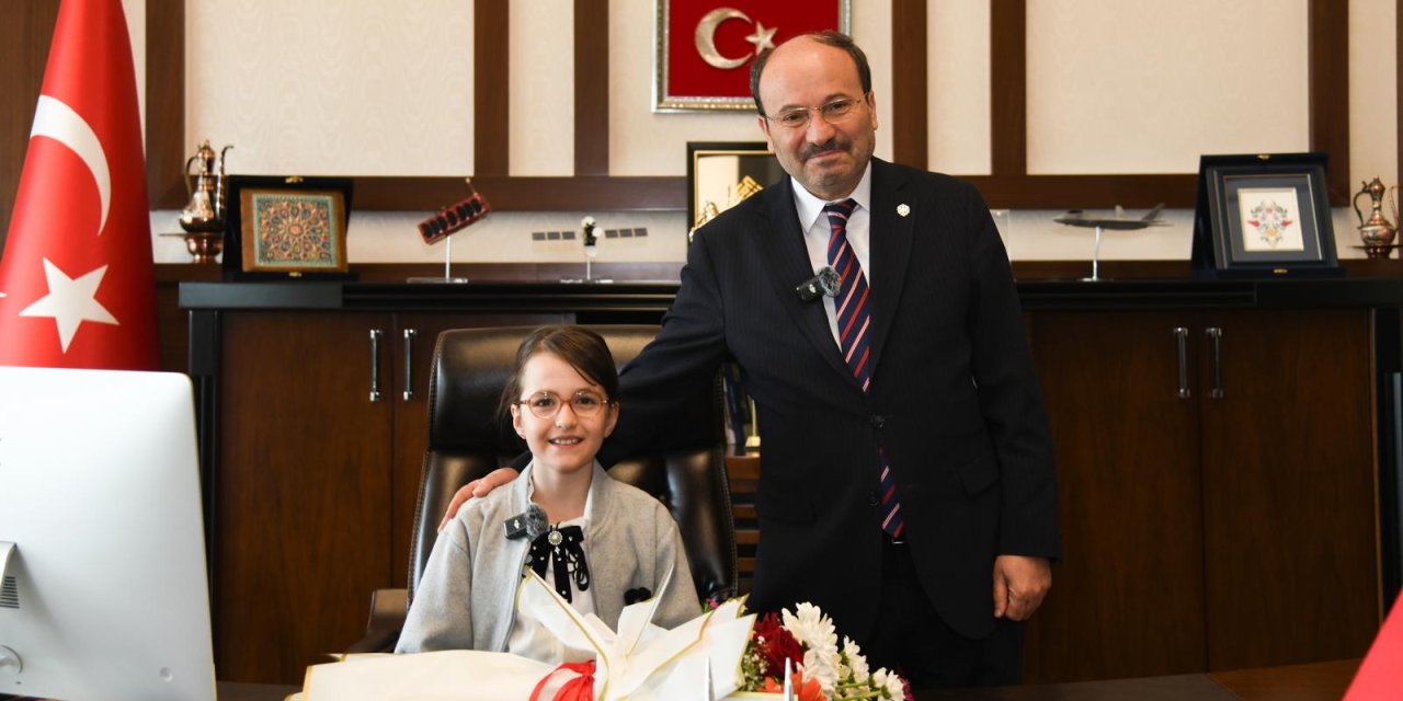 REKTÖR ÇAKMAK’TAN 23 NİSAN JESTİ: KOLTUK ASYA MİNA’YA EMANET