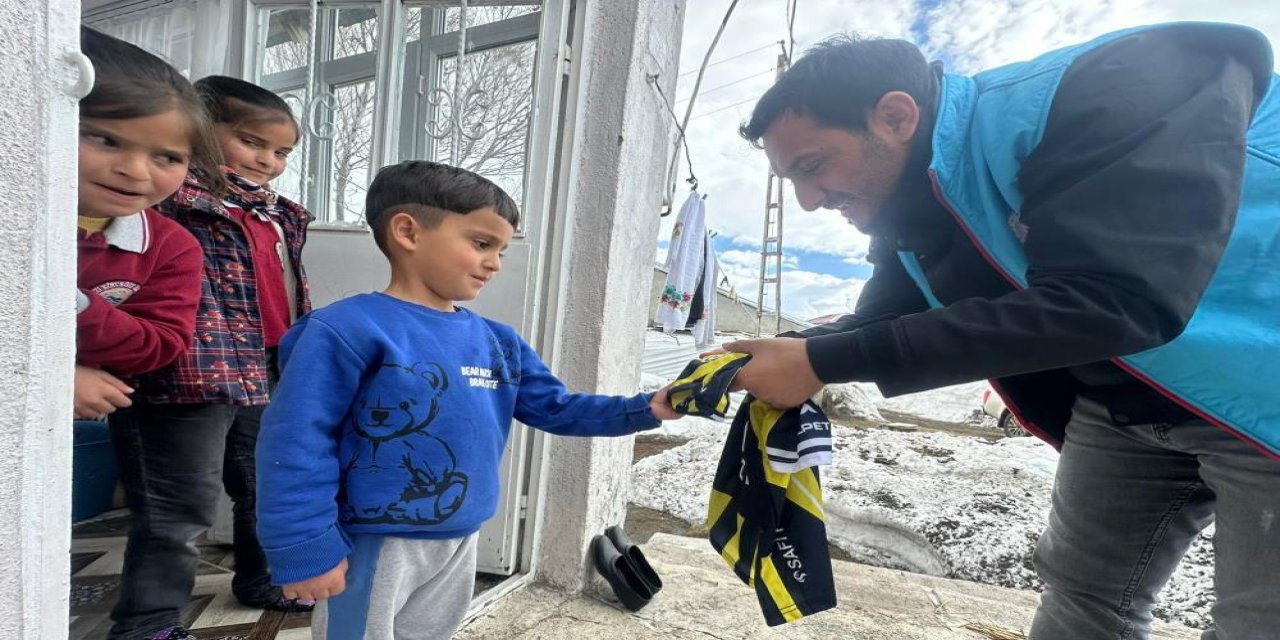 Karayazı Kaymakamı Titiz’den çocuklara anlamlı sürpriz