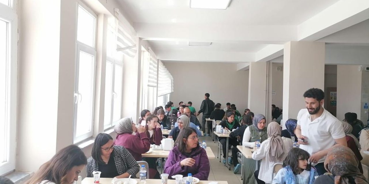 Karaçoban’da bir sofra kuruldu, mesafeler kardeşliğe dönüştü