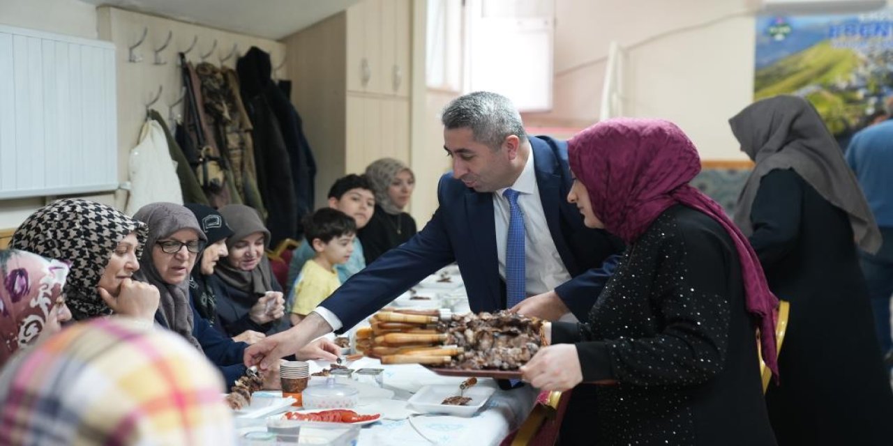 Anneler gününde 100 kilo çağ kebabı ikram ettiler