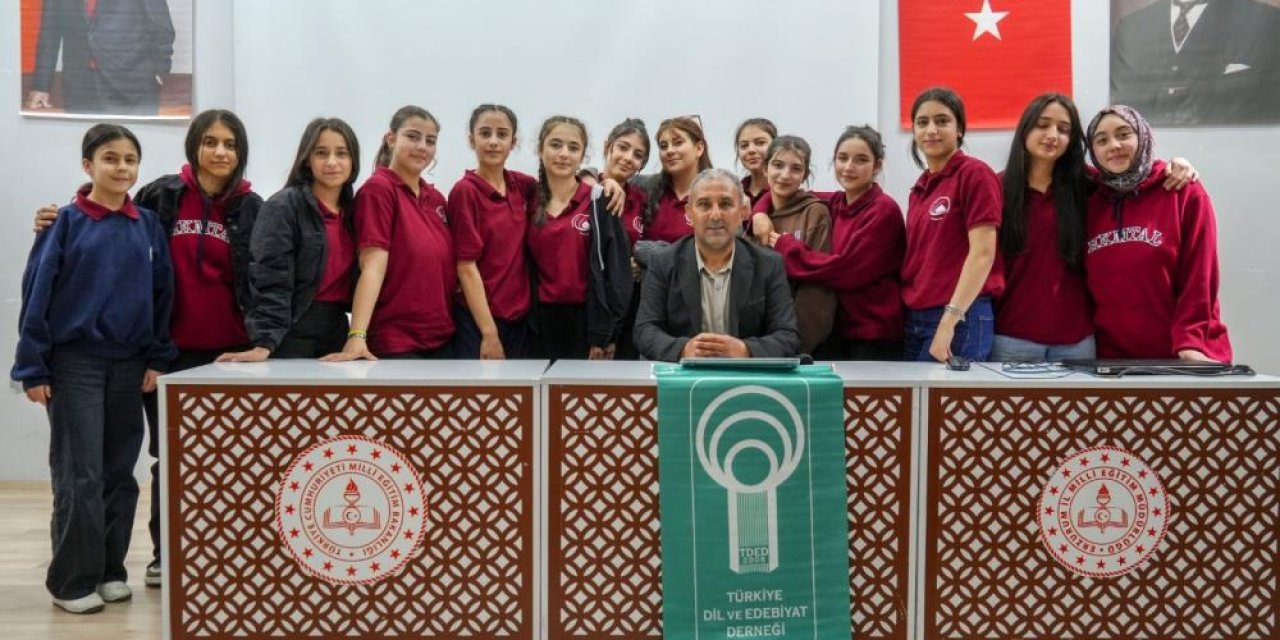 Lise öğrencileriyle "Fotoğraflarla şehrin dilini anlamak" üzerine söyleyişi