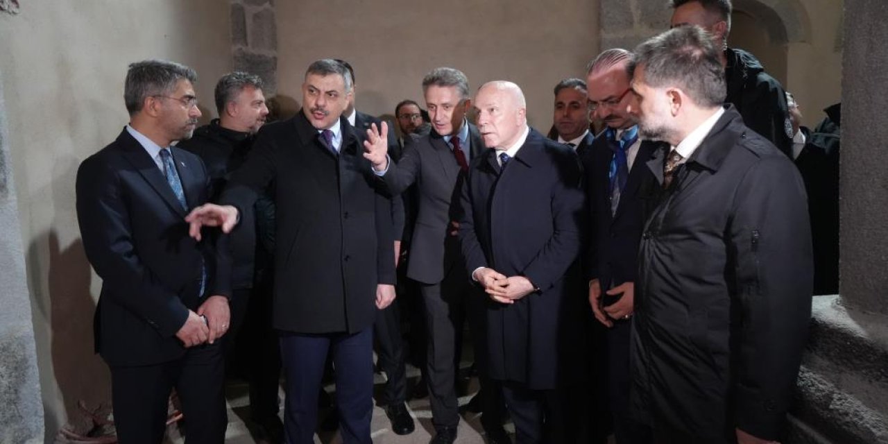 Bakan Çiftçi, Erzurum'da restorasyonu devam eden Fetih Camii'ni inceledi
