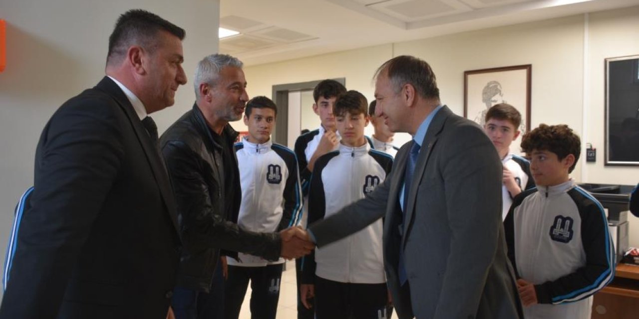 Çakmur, Ahmet Hamdi Tanpınar Ortaokulu futsal takımını kutladı