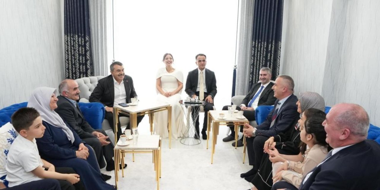 Bakan Tekin nişan törenine katıldı