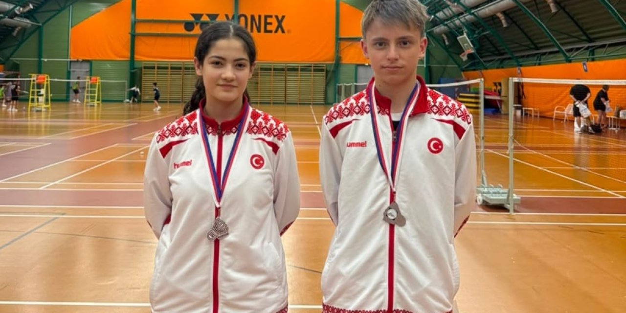 YILDIZ BADMİNTONCULAR ÇEKYADA KÜRSÜYE ÇIKMAYI BAŞARDILAR.