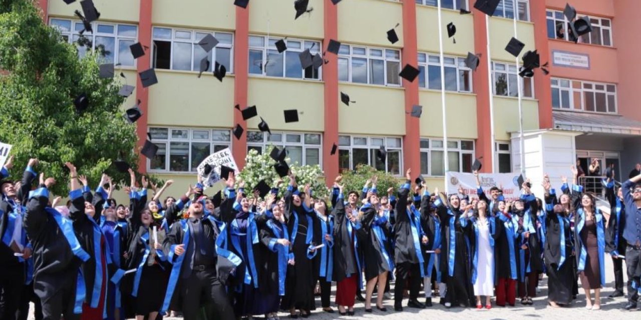 Oltu’da üniversitelilerin mezuniyet coşkusu