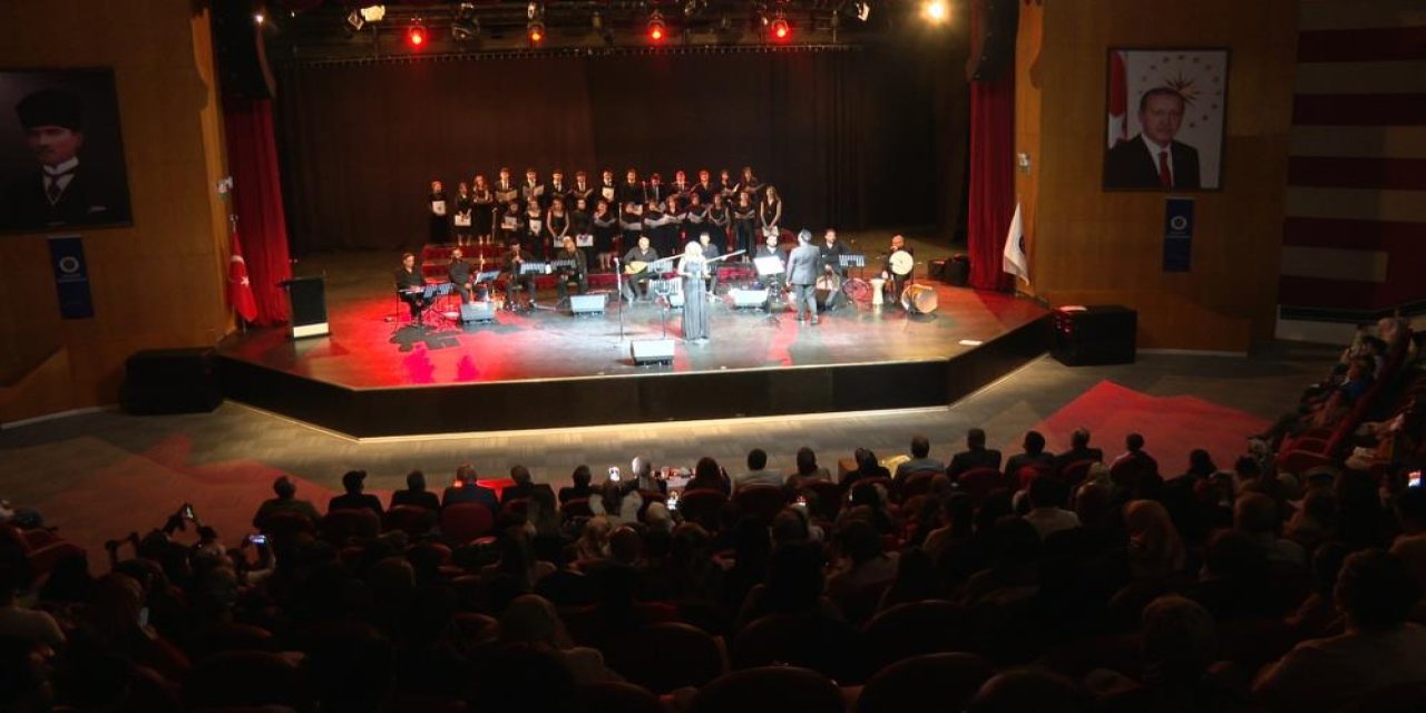 TRT Erzurum Radyosu Gençlik Korosu’ndan muhteşem yıl sonu konseri