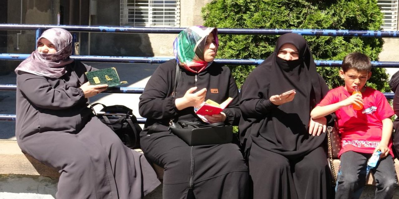 Öğrenciler sınavda, velileri dışarıda ter döktü