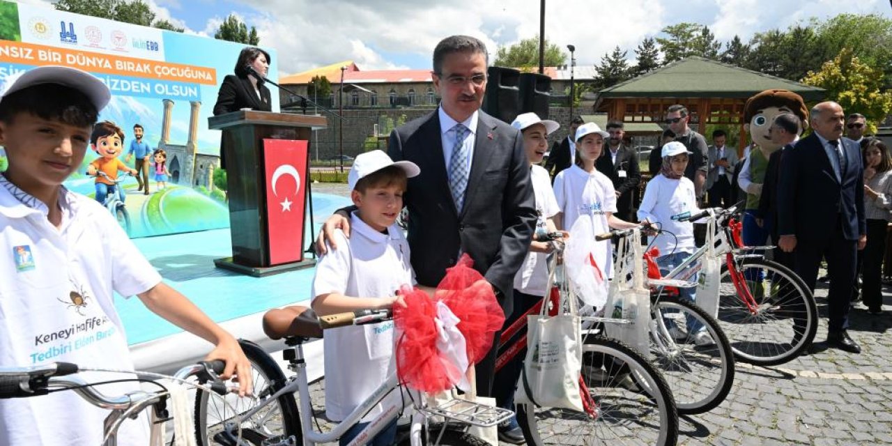 Babalarına sigarayı bıraktırdılar, bisikleti kaptılar