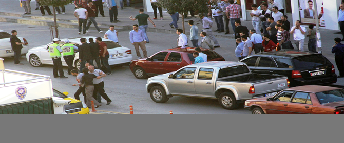 Kavga Eden İki Şahıs Cadde Ortasında Birbirini Kovaladı