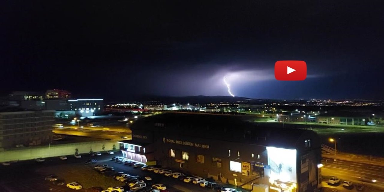 Erzurum'da şimşekler geceyi aydınlattı