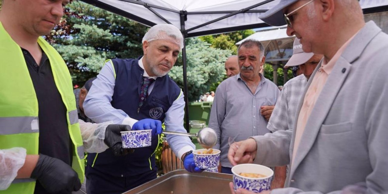Yakutiye Belediyesi Cuma Namazı çıkışı aşure dağıttı