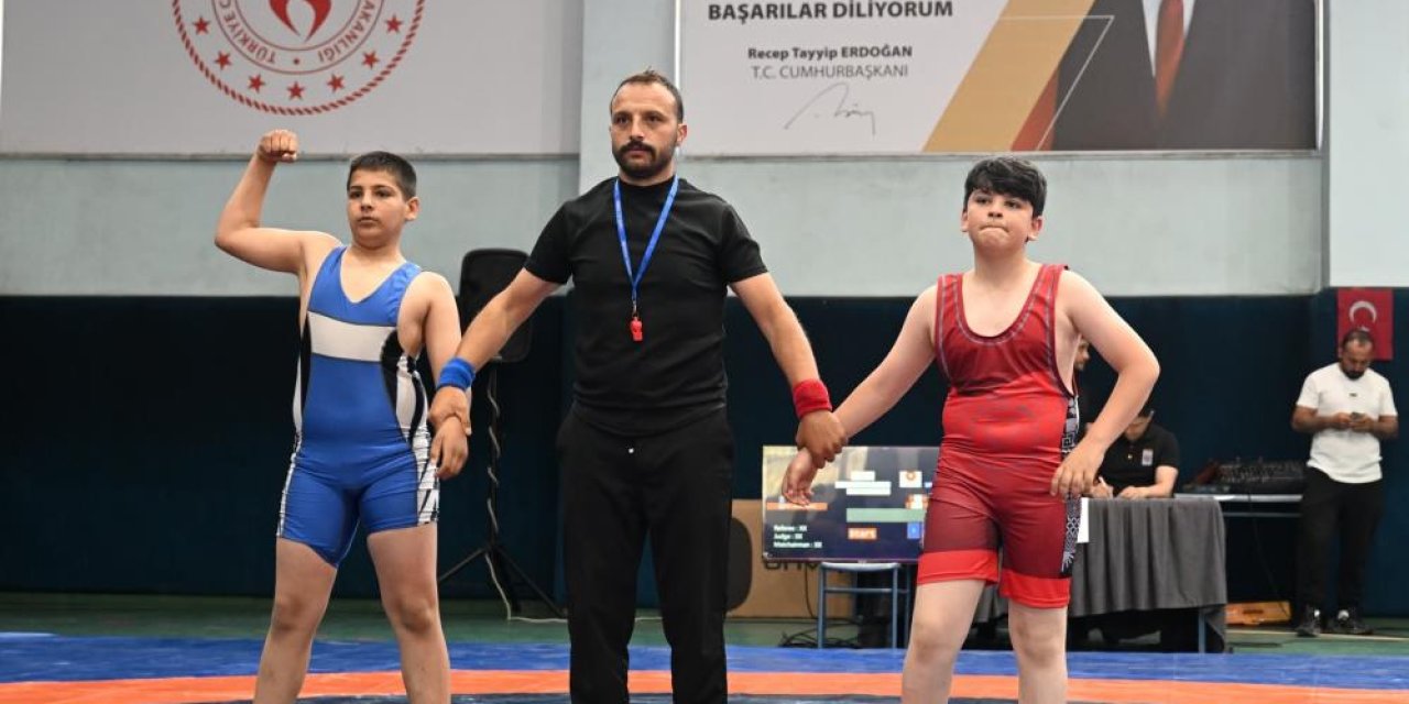 Minikler minderde kozlarını paylaştı