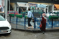 Erzurum'da Sağanak Yağış Hayatı Felç Etti