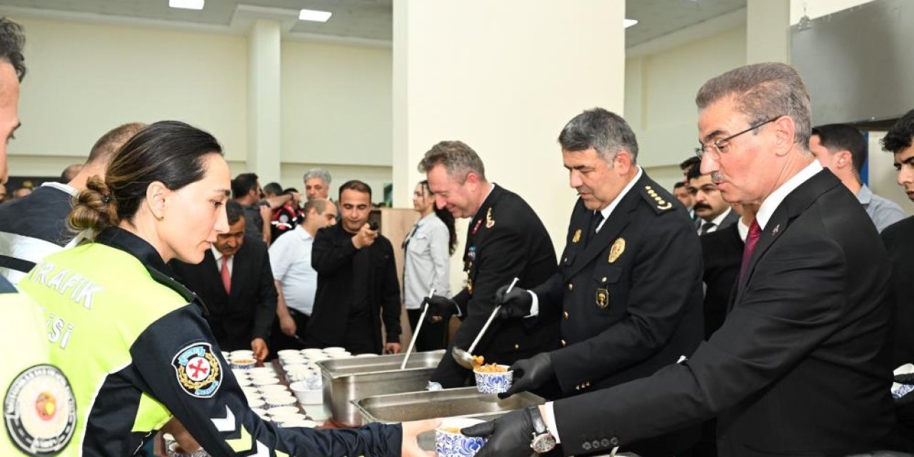 Vali Aydın Baruş'tan emniyet personeline aşure ikramı