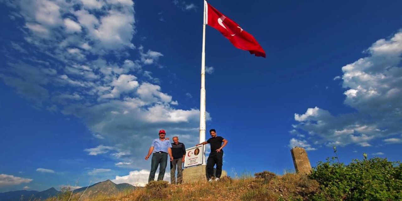Şehit Öğretmen Neşe Alten'in adını bin 215 rakımlı tepede yaşattı: 16 metrelik Türk bayrağı dikti